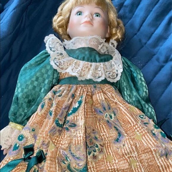 Porcelain Victorian Doll with green and brown dress, including shoes - Picture 3 of 10
